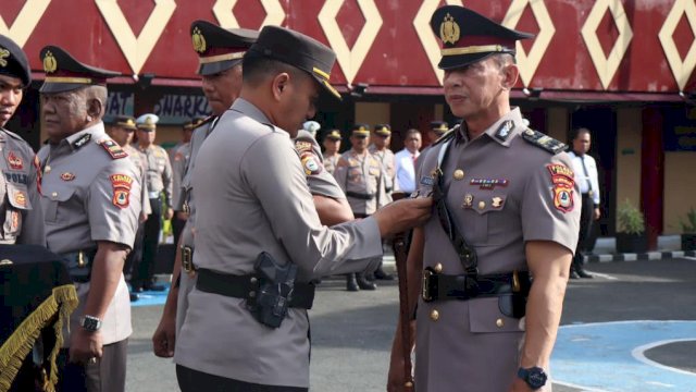 Kapolres Soppeng AKBP Muh. Yusuf Usman, saat memakaikan tanda Jabatan salah satu pejabatnya, Kamis (26/01/2023). (Istimewa)