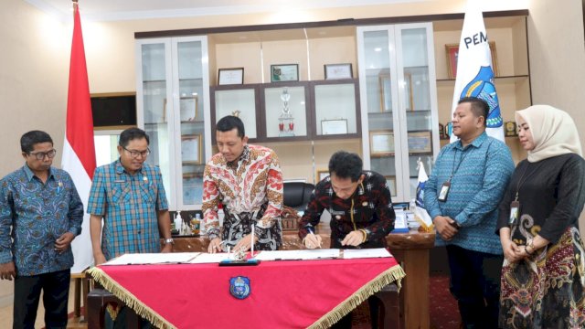Bupati Wakatobi, H. Haliana, bersama Plt Kepala Cabang BPJS Ketenagakerjaan Sultra, Dika Arisetiawan, saat meneken dokumen PKS di Kantor Bupati Wakatobi, Kamis (26/01/2023). (Istimewa)