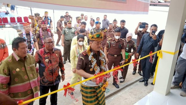 Ket : Kajati sultra, Raimel Jesaja saat didampingi Bupati Muna, LM Rusman Emba dan Pj Bupati Mubar saya Resmikan rumah dinas griya adhyaksa kejari muna : (Foto : Rustam / Republiknews.co.Id)