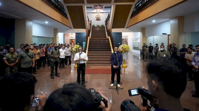 Menteri Dalam Negeri Tito Karnavian bersama Gubernur Sulsel Andi Sudirman Sulaiman, memberikan keterangan pers usai menggelar Rapat Koordinasi Penanganan Pemulihan Ekonomi dan Inflasi Sulsel bersama Bupati dan Wali Kota se Sulsel di Kantor Gubernur Sulsel, Jum'at (27/01/2023). (Istimewa)