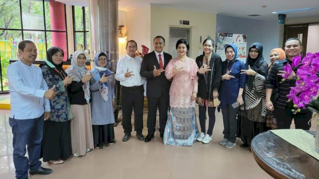 Letjen (Purn) Agus Surya Bakti dan Isterinya Bella Safira. (Istimewa)