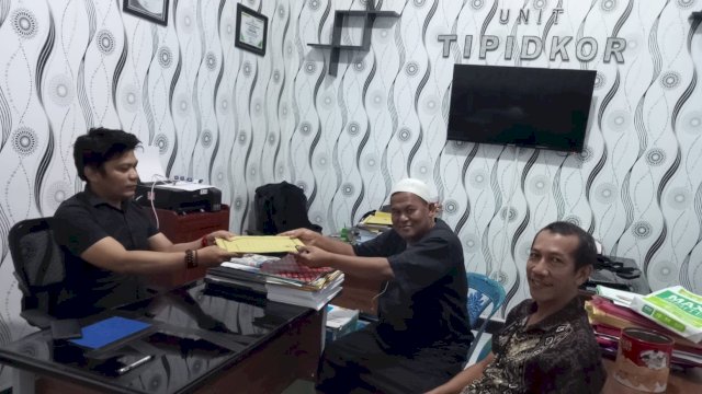 Dua LSM yang berkoalisi, saat melaporkan Mantan Bupati Takalar Syamsari Kitta ke Polres Takalar, terkait dugaan penyalahgunaan kekuasaan saat menjabat. (Istimewa)