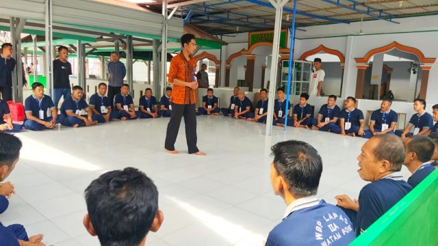 Suasana morning meeting dan sesi konseling yang diikuti puluhan warga binaan dan residen dari Lapas Watampone, di Halaman Masjid Lapas Watampone, Sabtu (27/01). (Dok. Humas Kanwil Kemenkumham Sulsel)