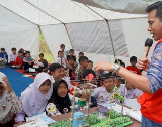 Berbagi Kebahagiaan dengan Anak-anak Penyintas Gempa Cianjur, Pegawai PLN Mengajar di Sekolah Darurat