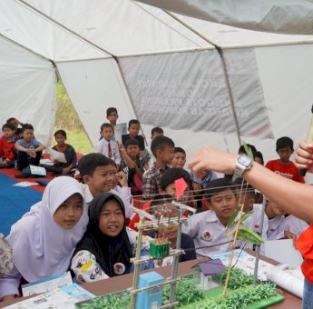 Berbagi Kebahagiaan dengan Anak-anak Penyintas Gempa Cianjur, Pegawai PLN Mengajar di Sekolah Darurat