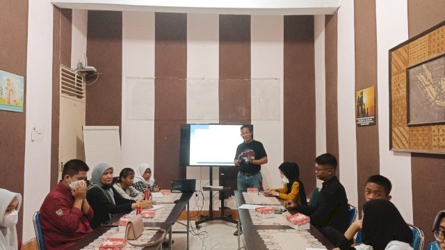 Ketua PKBI Sulsel Andi Iskandar Harun saat membahas terkait pendidikan HKSR pada Tudang Sipulung Forum Anak Makassar bersama anak dan remaja dengan disabilitas dan kusta di ruang pertemuan, Kantor PKBI Sulsel, Jalan Andi Djemma, Minggu (29/01). (Chaerani/Republiknews.co.id). 