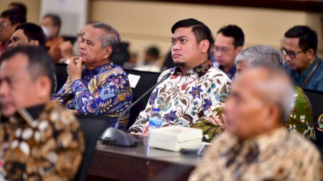Bupati Gowa Adnan Purichta Ichsan saat mengikuti pertemuan dengan Menteri Dalam Negeri Tito Karnavian pada pengarahan terkait Penanganan Pemulihan Ekonomi dan Inflasi Sulawesi Selatan di Ruang Rapat Pimpinan Kantor Gubernur Sulawesi Selatan, kemarin. (Dok. Humas Gowa)