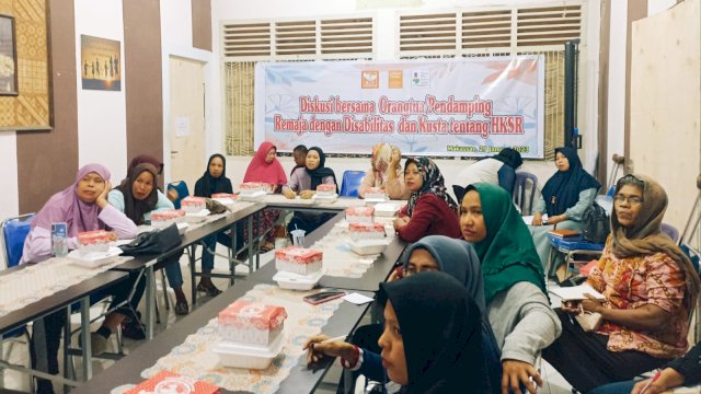 Sejumlah orantua dan pendamping yang tergabung dalam Forum Orangtua dengan Anak dan Remaja Disabilitas dan Kusta mengikuti diskusi terkait HKSR, di ruang pertemuan, Kantor PKBI Sulsel, Jalan Andi Djemma, Minggu (29/01). (Chaerani/Republiknews.co.id)