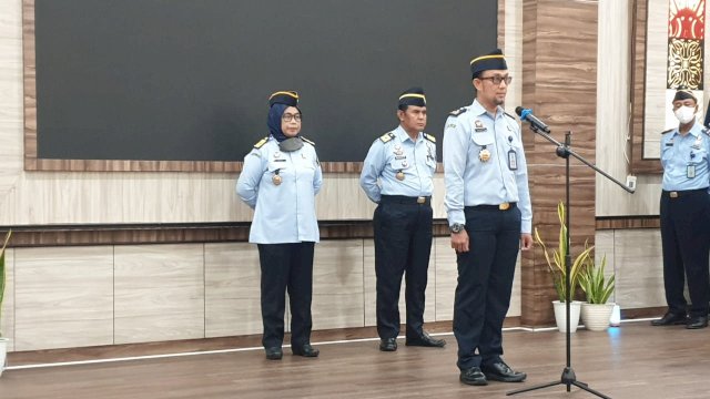 Kepala Divisi Pelayanan Hukum dan HAM (Yankumham) Kantor Wilayah Kementerian Hukum dan HAM Sulawesi Selatan Hernadi saat memimpin Apel Pagi di Aula Kanwil Kemenkumham Sulsel, Senin (30/01). (Dok. Humas Kanwil Kemenkumham Sulsel)