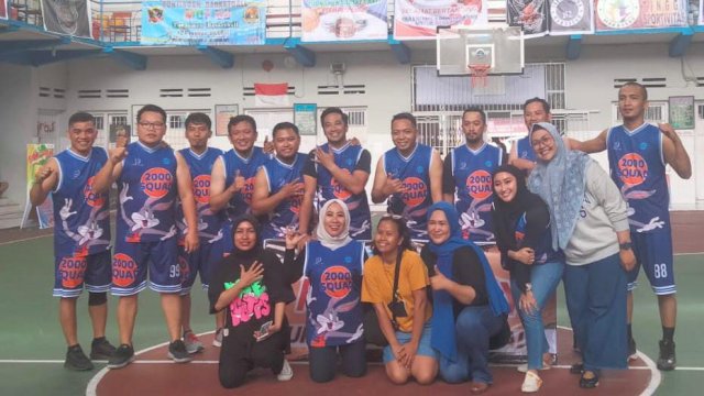 Alumni 2000 berhasil meraih Juara 3 saat mengikuti Kompetisi Basket KBA Smeplim Makassar, di Aula Smeplim Makassar yang berlokasi di Jalan Sumba No. 9 Makassar, Minggu (29/01) malam kemarin. (Istimewa)