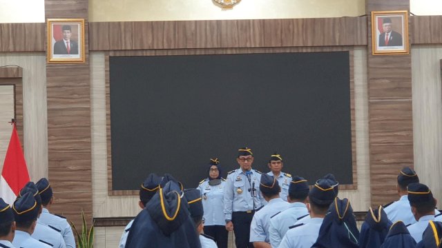 Kadivyankum Kanwil Kemenkumham Sulsel Hernadi saat memberikan arahan di sela-sela memimpin Apel Pagi di Aula Kanwil Kemenkumham Sulsel, Senin (30/01). (Dok. Humas Kanwil Kemenkumham Sulsel)