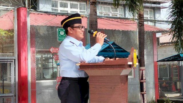 Kadivpas Kanwil Kemenkumham Sulsel Suprapto saat memberikan sambutan pada pembukaan Program Rehabilitasi Medis untuk warga binaan penyalahgunaan narkotika di Tribun Lapangan Olahraga, Rutan Kelas I Makassar, Senin (30/01). (Dok. Humas Kanwil Kemenkumham Sulsel)