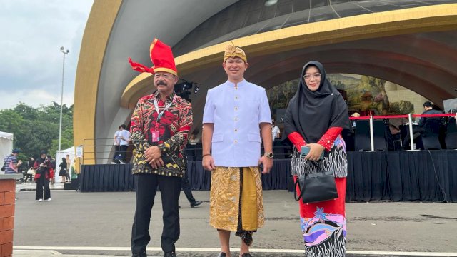 Wakil Bupati Gowa Abd. Rauf Malaganni (kanan) didampingi Kadisparbud Gowa Tenriwati Tahri saat menghadiri Launching KEN Kemenparekraf RI 2023 di Plaza Keong Emas, Taman Mini Indonesia Indah Pintu 3, Jakarta, Sabtu, 28 Januari 2023 lalu. (Dok. Humas Gowa)