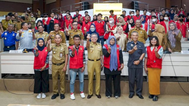 Ket : Wali Kota Parepare, Taufan Pawe saat sesi foto bersama dengan Mahasiswa KKN Unhas usai dialog tematik (Humas Pemkot Parepare)