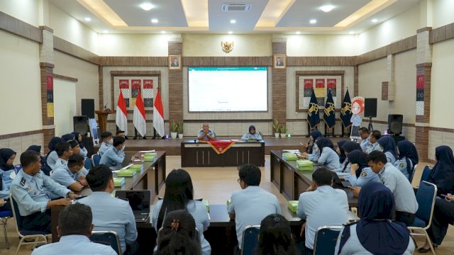Kepala Divisi Administrasi Kanwil Kemenkumham Sulsel Indah Rahayuningsih saat memberikan penguatan pada pengelola arsip menuju Digitalisasi Kearsipan, di Aula Kanwil Kemenkumham Sulsel, kemarin. (Dok. Humas Kanwil Kemenkumham Sulsel)