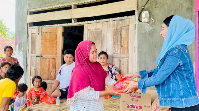 Anggota DPRD Kabupaten Buton Selatan Karlina Sukarman, saat menyerahkan bantuan sembako kepada salah satu warga di Daerah Pemilihannya beberapa waktu lalu. (Istimewa)