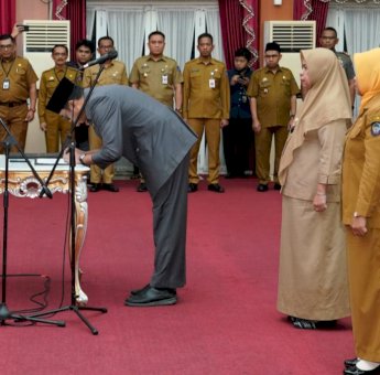 Lantik Pejabat Administrator dan Kepala Sekolah, Gubernur Andi Sudirman Tekankan Tiga Hal untuk Dijaga