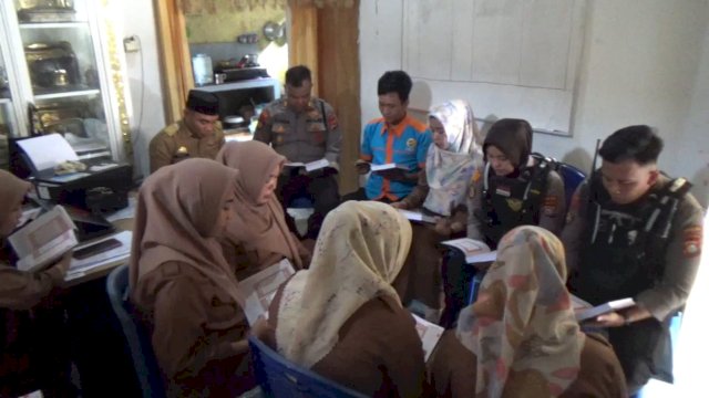 Selain menyerahkan bantuan Al-Qur'an, Kanit 1 Turjagwali Ditsamapta Polda Sulsel bersama personilnya ikut membaca Al-Qur'an bersama seluruh stafnya Desa Biringkassi Kecamatan Galesong Utara Kabupaten Takalar Sulawesi Selatan sebelum memulai aktivitas pelayanan Desa kepada warga. (Foto: Wawan Setiawan / Warga Kabupaten Takalar)