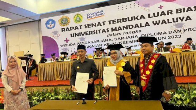 Bupati Wakatobi, Haliana dan pihak Universitas Mandala Waluya Kendari dalam acara penandatanganan PKS program biaya pendidikan /beasiswa berprestasi. (Ist)