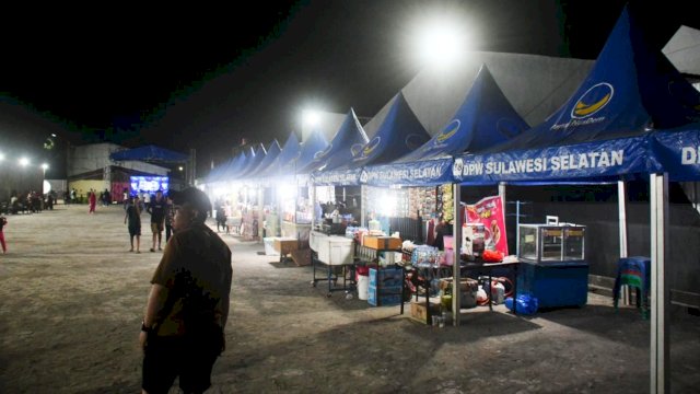 Deretan tenant para pelaku UMKM yang memeriahkan acara pergantian malam tahun baru 2023 di Rumah Aspirasi Ketua DPW NasDem Sulawesi Selatan, Rusdi Masse di Kabupaten Pinrang, Sabtu (31/12/2022). (Foto: Istimewa)