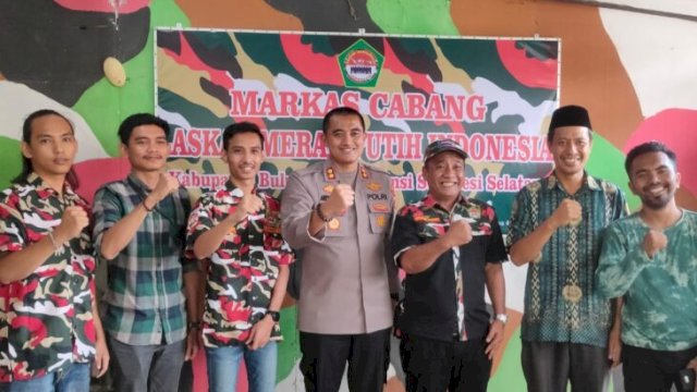 Kapolres Bulukumba AKBP Ardyansyah foto bersama dengan pengurus LMPI Bulukumba. (Ist)