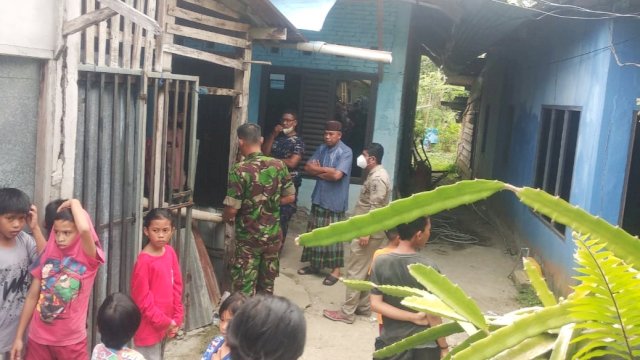 Suasana sekitar tempat kejadian perkara penemuan mayat di Lingkungan Batu Lappa, Kelurahan Samataring, Kecamatan Sinjai Timur, Sinjai, Selasa (17/1/2023). (Foto: Asrianto/republiknews.co.id)