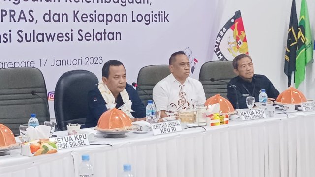 Ket : Sekjen KPU RI, Bernad Darmawan Sutrisno (kiri) didampingi Ketua KPU Parepare, Hasruddin Husain (tengah) dan Sekretaris KPU Parepare, H Santoso (kanan). (Foto : Mulyadi Ma'ruf / Republiknews.co.id)