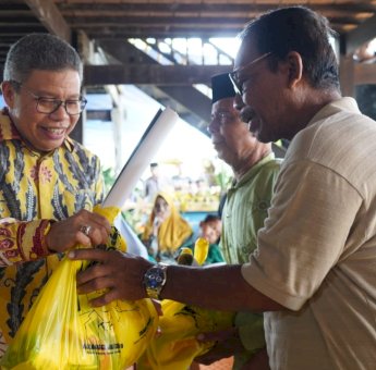 Taufan Pawe Salurkan Bantuan Sembako Golkar Sulsel untuk Korban Puting Beliung di Barru