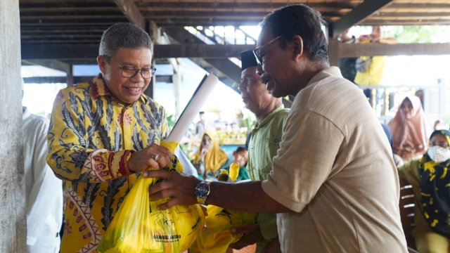 Ketua DPD I Golkar Sulawesi Selatan, Taufan Pawe menyerahkan bantuan paket sembako kepada warga terdampak bencana alam angin puting beliung di Kecamatan Tanete Rilau, Kabupaten Barru, Minggu (22/1/2023). (Foto: Istimewa)
