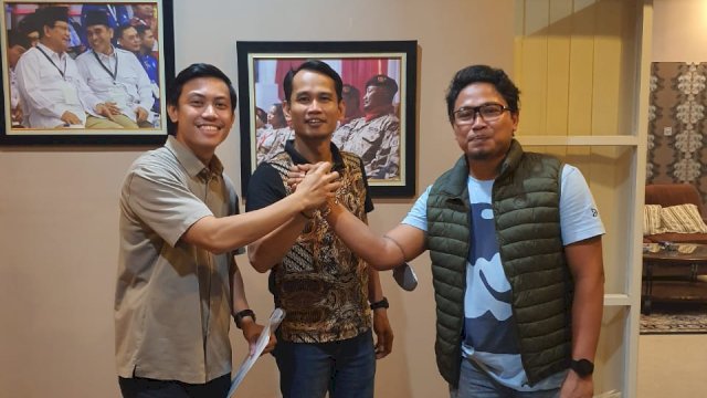 Dua pengusaha muda resmi mendaftar sebagai bakal calon legislatif Partai Gerindra Sulawesi Selatan, yakni Fadel Muhammad Tauphan dan Abdul Rahim Krg Pata, Kamis (26/1/2023). (Foto: Istimewa)