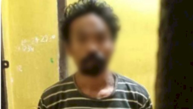 TS (25) pelaku yang membacok ayah dan saudara kandungnya di Desa Bangkala Loe, Kabupaten Jeneponto, diamankan di Polsek Tamalatea. (Istimewa)