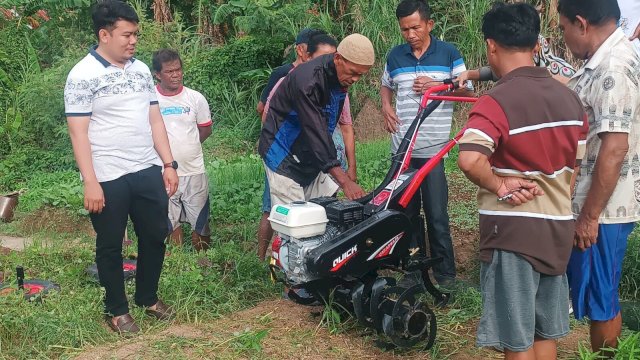 Ket : Tokoh Pemuda di Parepare, Abdul Ahad (Baju Putih) saat menyaksikan pemanfaatan alat mesin pertanian tersebut (Istimewa)