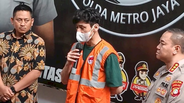 Ket : Artis Revaldo Saat Press Release di Polda Metro Jaya (Foto : Wahyu Widodo / Republiknews.co.id)