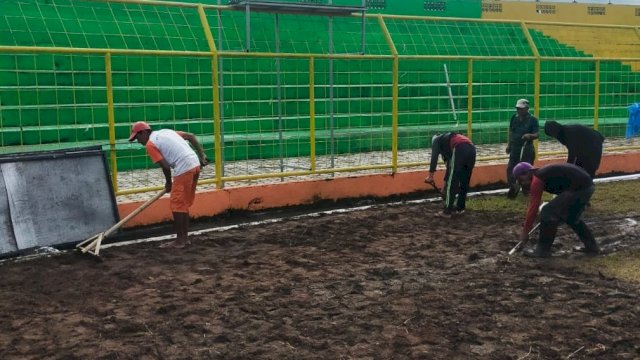 Ket : Tim Kebersihan DLH Parepare tengah membersihkan kawasan Stadion Gelora BJ Habibie (Istimewa)