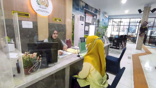 Salah satu warga saat mengurus paspor di salah satu Kantor Imigrasi di Sulawesi Selatan. Dalam memperingati HBI tahun ini seluruh Kantor Imigrasi yang ada di Sulsel akan membuka layanan pengurusan paspor di hari libur. (Dok. Humas Kanwil Kemenkumham Sulsel)