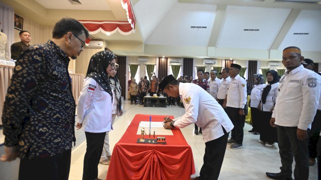 Bupati Luwu Utara Indah Putri Indriani menyaksikan penandatanganan pakta integritas pengurus APDESI Luwu Utara yang baru saja dilantik. Kamis (19/01/2023) FOTO/PROTOKOL LUWU UTARA