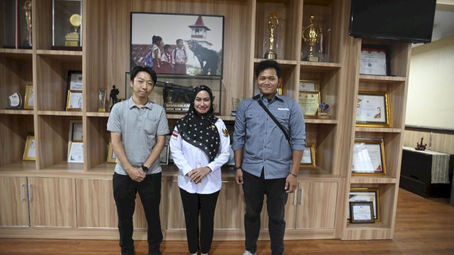 Bupati Luwu Utara Indah Putri Indriani foto bersama Technical Adviso Komatsu, Kazuto Nakamura (kiri) di ruang kerja bupati. Kamis (19/01/2023)