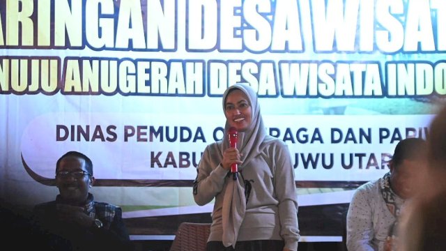 Bupati Luwu Utara Indah Putri Indriani saat membuka Sosialisasi JADESTA (Jaringan Desa Wisata) Anugerah Desa Wisata Indonesia (ADWI) Kemenparekraf yang dipusatkan di Bukit Tirosoe Kecamatan Baebunta. Jumat (20/1/2023) FOTO/PROTOKOL LUWU UTARA