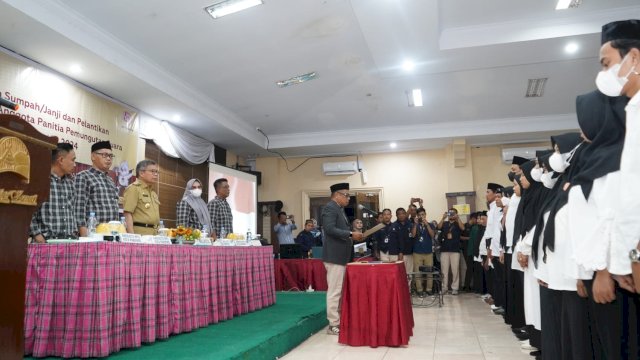 Ket : Ketua KPU Kota Parepare, Hasruddin Husain Melantik Anggota PPS se-Kota Parepare (Istimewa)