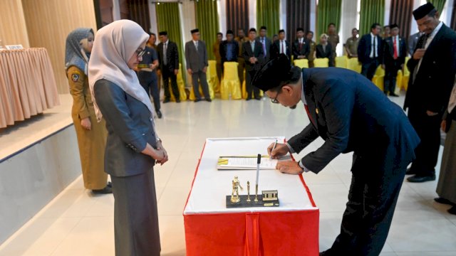 Bupati Luwu Utara Indah Putri Indriani menyaksikan pejabat eselon II yang baru saja dilantik menandatangani pakta integritas. Senin (30/01/2023) FOTO/PROTOKOL LUWU UTARA