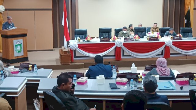 Wakil Wali Kota Parepare, Pangerang Rahim saat membacakan sambutan pada paripurna penyerahkan rancangan Pagu Indikatif Wilayah tahun anggaran 2024 (Foto : Mulyadi Ma'ruf / Republiknews.co.id)