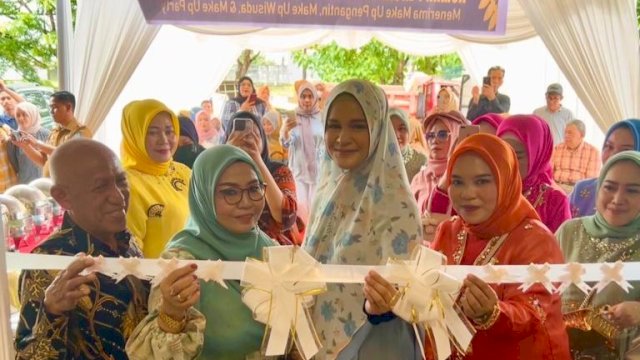 Ketua TP PKK Kabupaten Gowa Priska Paramita Adnan saat hadir pada pembukaan Rumah Pengantin Anita, di Jalan Agus Salim, Sungguminasa, kemarin. (Dok. Humas Gowa)
