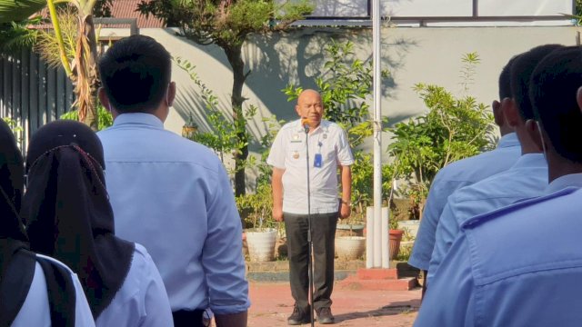 Kepala Bagian Umum Kanwil Kemenkumham Sulsel Basir saat memimpin Apel Pagi di Halaman Kantor Kanwil Kemenkumham Sulsel, Rabu (11/01). (Dok. Humas Kanwil Kemenkumham Sulsel)