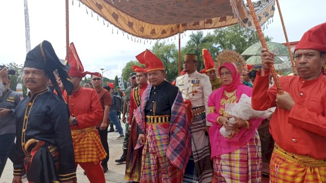 Kepala Staf Angkatan Darat (Kasad), Jenderal TNI Dudung Abdurachman (baju jas tutup hitam bersama Ketua Umum Persit Kartika Chandra Kirana, Rahma Dudung Abdurrachman disambut Bupati Gowa Adnan Purichta Ichsan saat memasuki Istana Balla Lompoa untuk pemberian gelar adat, Kamis (12/01/2023). (Chaerani/Republiknews.co.id)