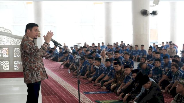 Bupati Gowa Adnan Purichta Ichsan saat memberikan sambutannya pada Pencerahan Qalbu Jum'at Ibadah di Masjid Agung Syekh Yusuf, Jum'at (06/01). (Dok. Humas Gowa)