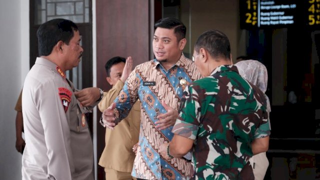 Bupati Gowa Adnan Purichta Ichsan (tengah) saat melakukan koordinasi dengan stakholder terkait. (Dok. Humas Gowa)