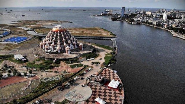 Foto udara salah satu bagian dari kawasan Center Poin of Indonesia yang terletak di Pesisir Kota Makassar. Lokasi ini sebelumnya adalah laut dan direklamasi untuk dijadikan kawasan pemukiman, fasilitas umum dan fasilitas sosial. (Foto: tribun timur)