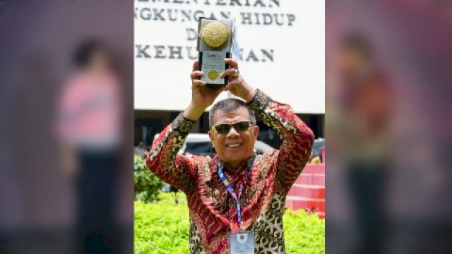 Bupati Bulukumba, Andi Muchtar Ali Yusuf menerima Piala Adipura Tahun 2022. (Ist)
