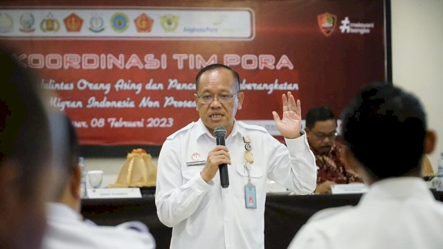 Kepala Divisi Keimigrasian Kantor Wilayah Kementerian Hukum dan HAM Sulawesi Selatan, Jaya Saputra saat memberikan sambutan pada Rapat Koordinasi Tim Pengawasan Orang Asing (TIMPORA) Udara, di Hotel Dalton Makassar, kemarin. (Dok. Humas Kanwil Kemenkumham Sulsel) 