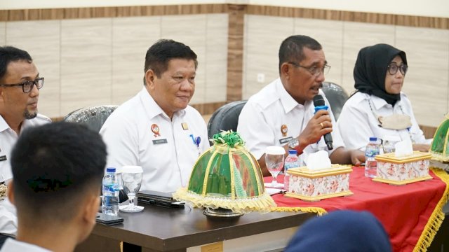 Kakanwil Kemenkumham Sulsel Liberti Sitinjak saat melakukan pertemuan dengan Balitbangkumham terkait membahas rencana pembangunan Politeknik Kemenkumham, di Aula Kanwil Kemenkumham Sulsel, kemarin. (Dok. Humas Kanwil Kemenkumham Sulsel)